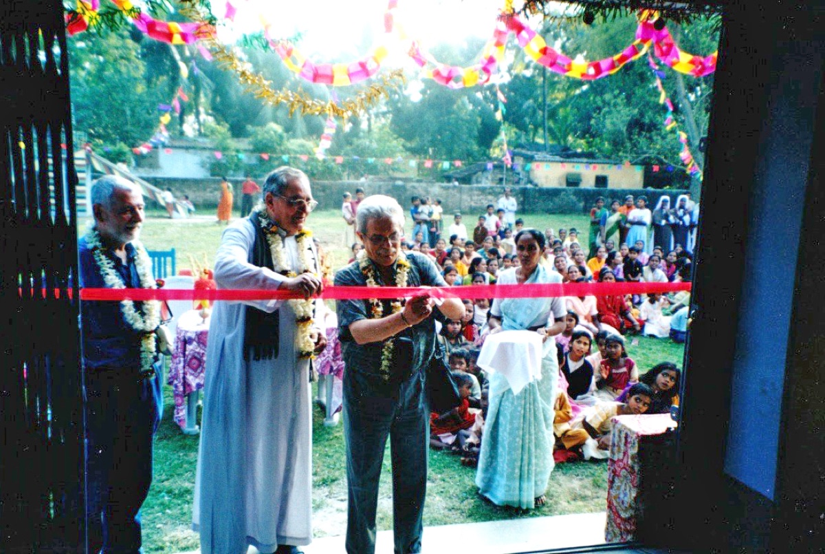 Cerimonia di inaugurazione in India con bambini e rappresentanti dell'associazione