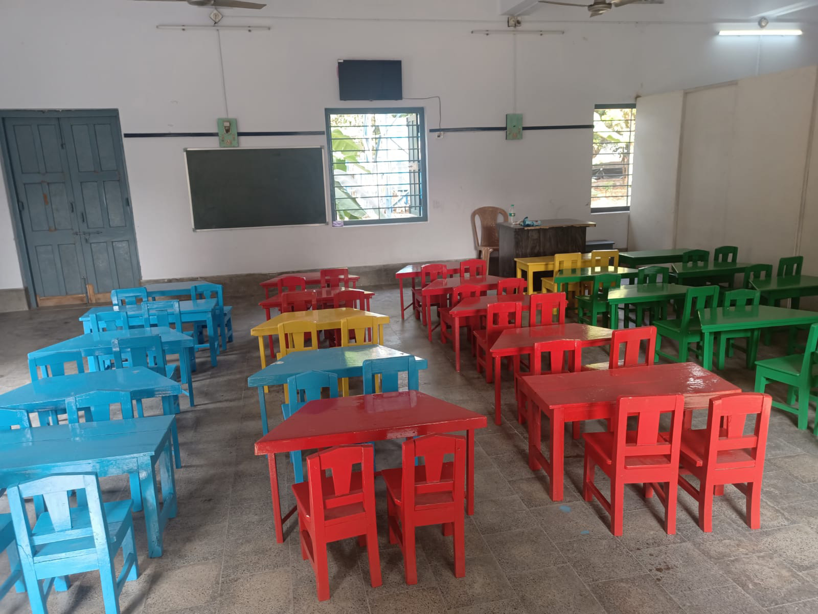 Aula con banchi e sedie colorate nuove per una scuola dell'infanzia