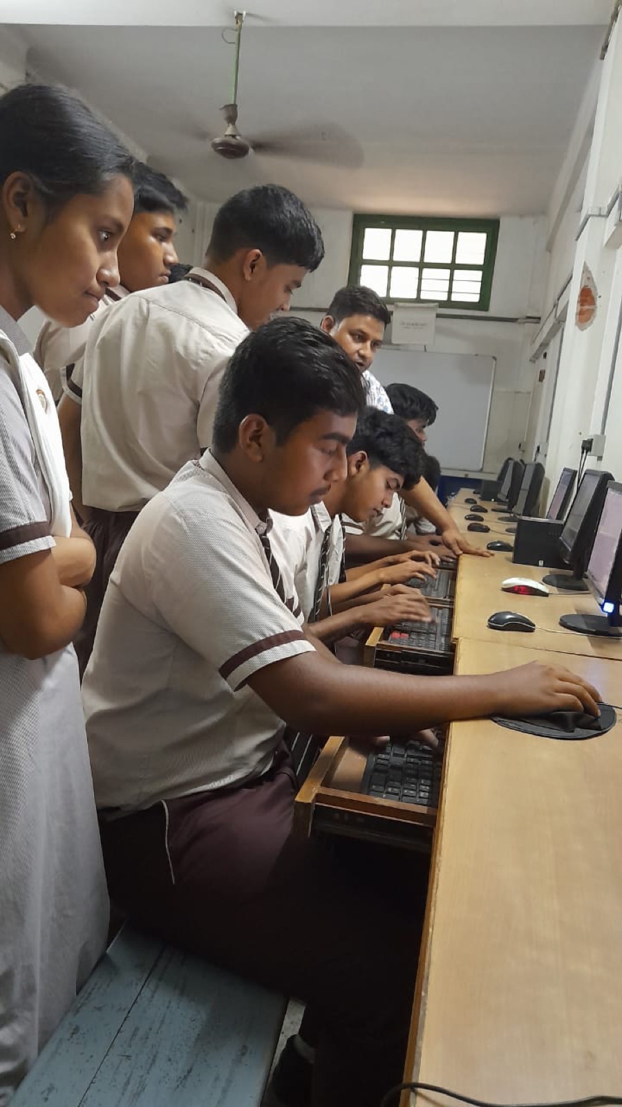 Studenti al lavoro in un laboratorio di informatica scolastico